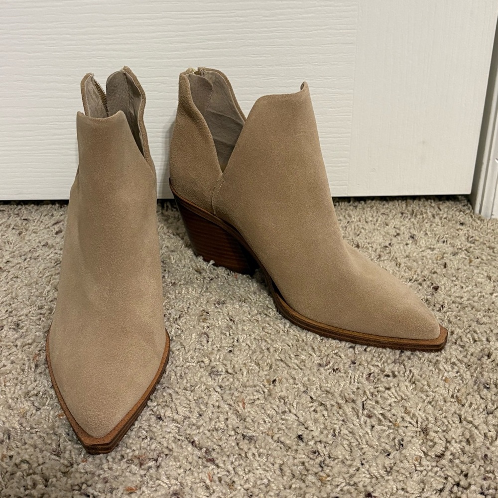 NWOT Vince Camuto Tan Suede Ankle Booties